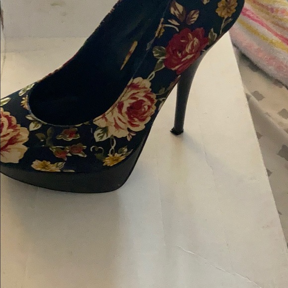 Heels - Picture 2 of 2